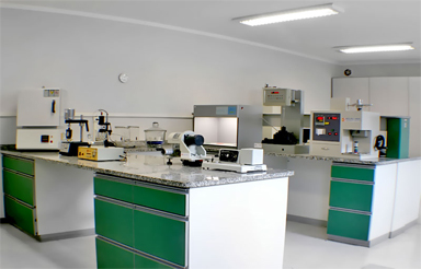 Bancadas e equipamentos do laboratório da NZ Cooperpolymer