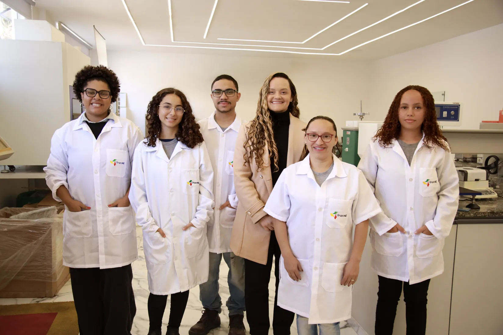 Equipe técnica do Grupo NZ reunida no ambiente de trabalho